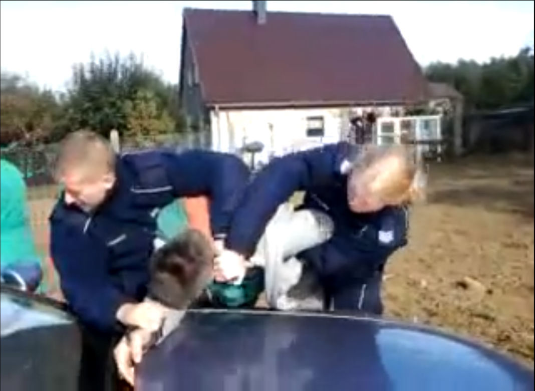 Policjanci z Bytowa próbują zatrzymać opornego kierowcę
