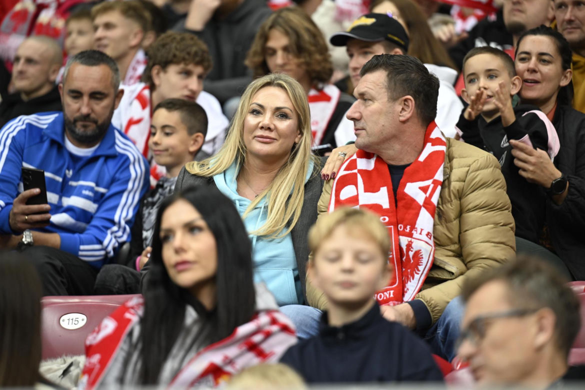 Anna Lewandowska z teściową i jej partnerem na meczu Polska - Bośnia