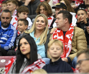 Anna Lewandowska z teściową i jej partnerem na meczu Polska - Bośnia