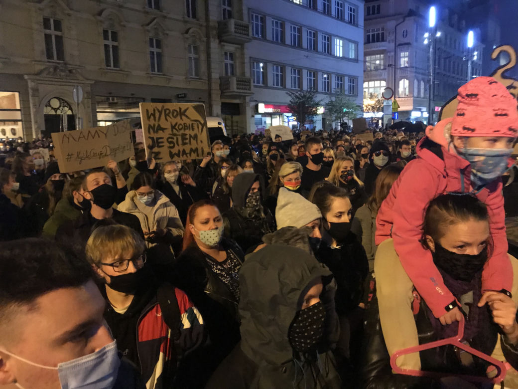 Protest kobiet w Katowicach. Tłumy strajkują przeciwko zakazowi aborcji