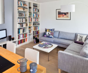 Popielata sofa