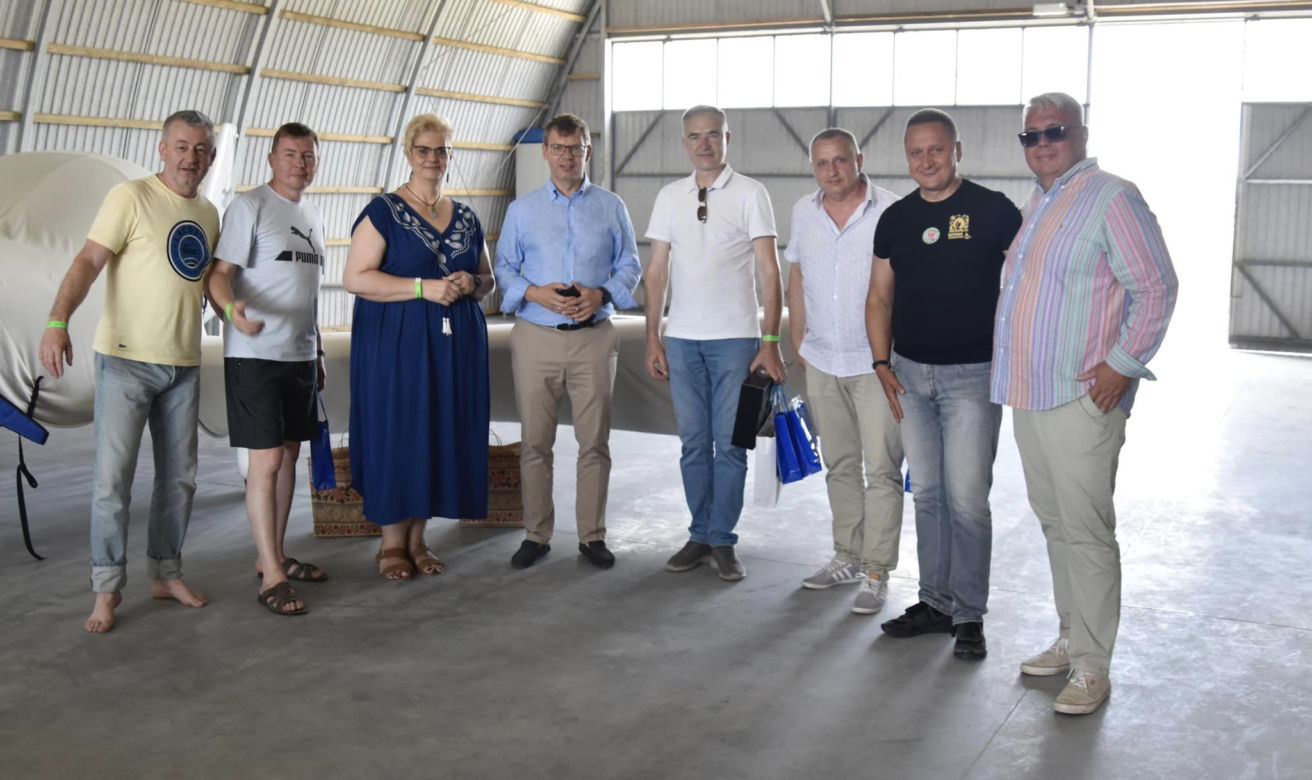 Rodzinny Piknik Lotniczy w Gryźlinach 2023. Lotnicy-akrobaci zachwycili publiczność