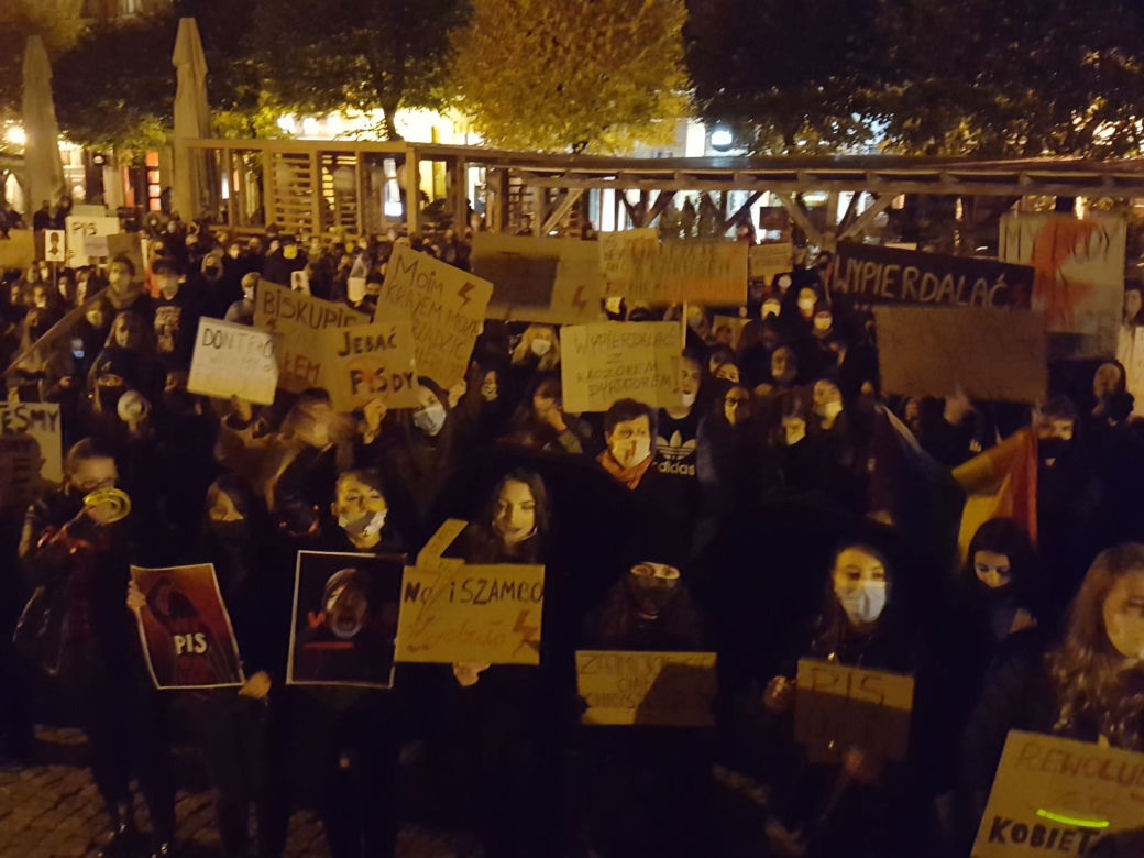  Skandowano, skakano i śpiewano... Kolejny "Strajk Kobiet" w Lesznie