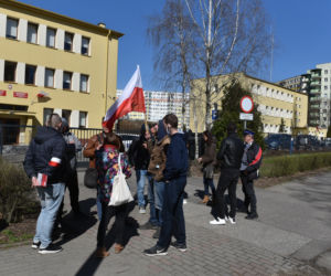 Bartosz T. przesłuchany przez prokuraturę. Zwolennicy Wolni My protestowali pod siedzibą w Toruniu