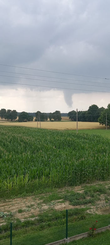 Trąba powietrzna na Śląsku! Ogromny wir widziany był w Żorach. Może być groźny! [ZDJĘCIA, WIDEO]