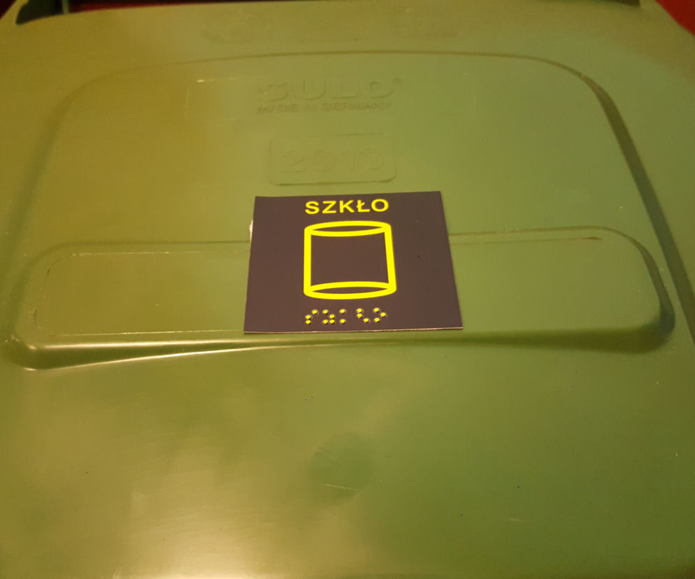 Naklejki w alfabecie Braille'a do segregacji odpadów