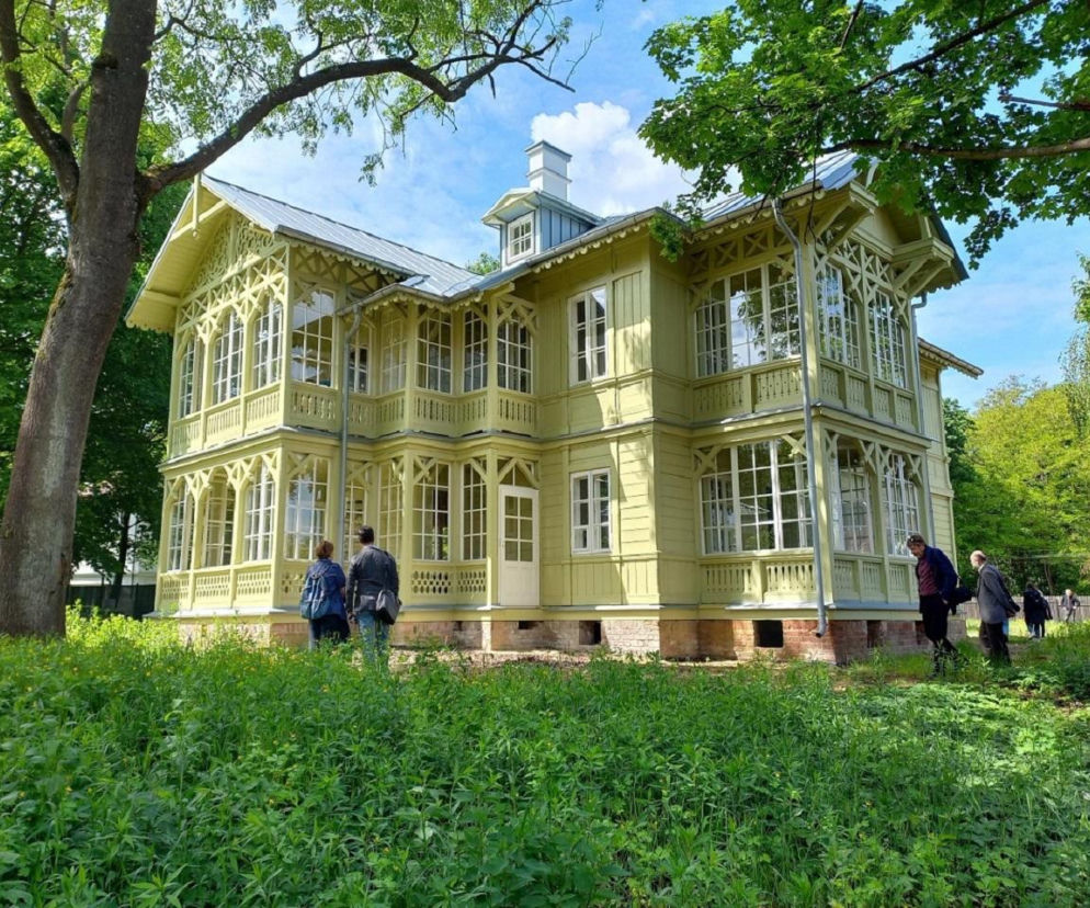 Oliwkowa, drewniana willa świdermajer po remoncie, otoczona drzewami. O zabytku na Białołęce przeczytasz na Architektura.