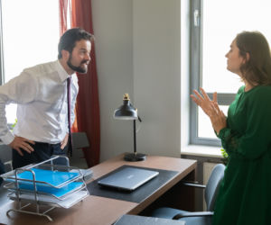 Na Wspólnej, odc. 2961. Prezes Jankowski (Paweł Hajnos), Aneta (Dorota Krempa)