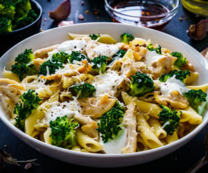 Kultowy przepis na makaron z kurczakiem i brokułami. Kremowy sos, który uzależnia