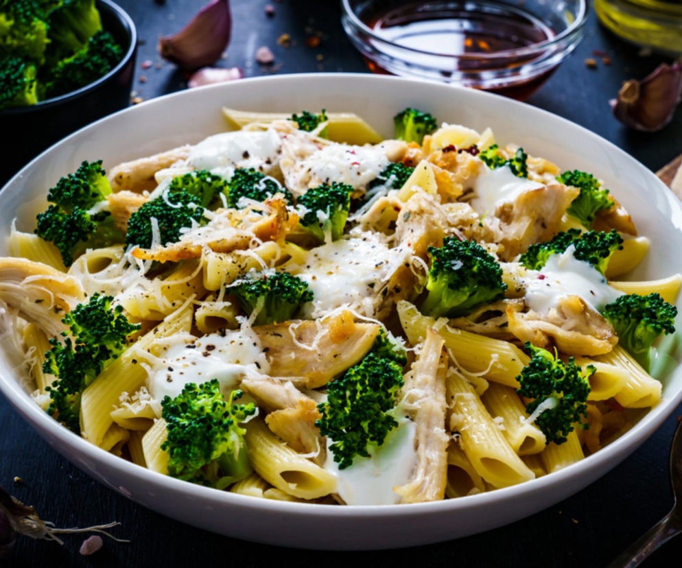 Kultowy przepis na makaron z kurczakiem i brokułami. Kremowy sos, który uzależnia