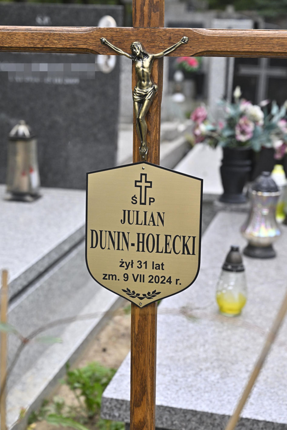 Tak wygląda grób syna Danuty Holeckiej. To już dwa miesiące