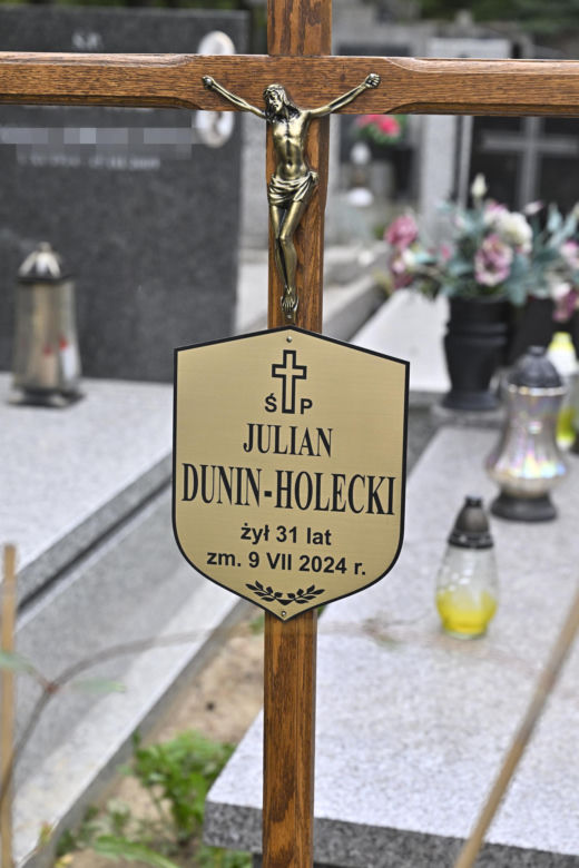 Tak wygląda grób syna Danuty Holeckiej. To już dwa miesiące