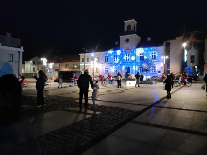 Mikołaje na rowerach wkręciły Łomżę w świąteczny klimat!