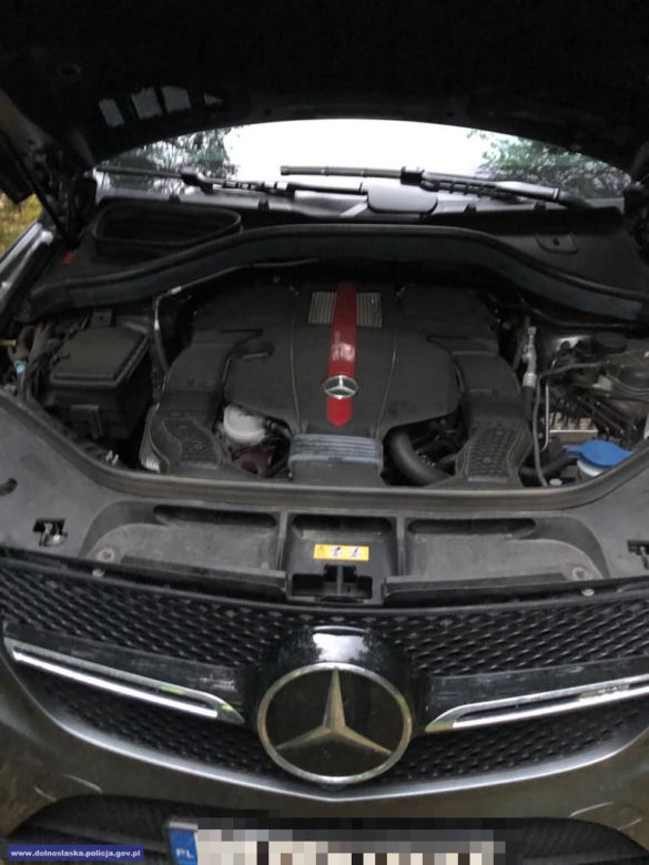 Policjanci odzyskali kilka kradzionych aut, w tym imponującego Mercedesa
