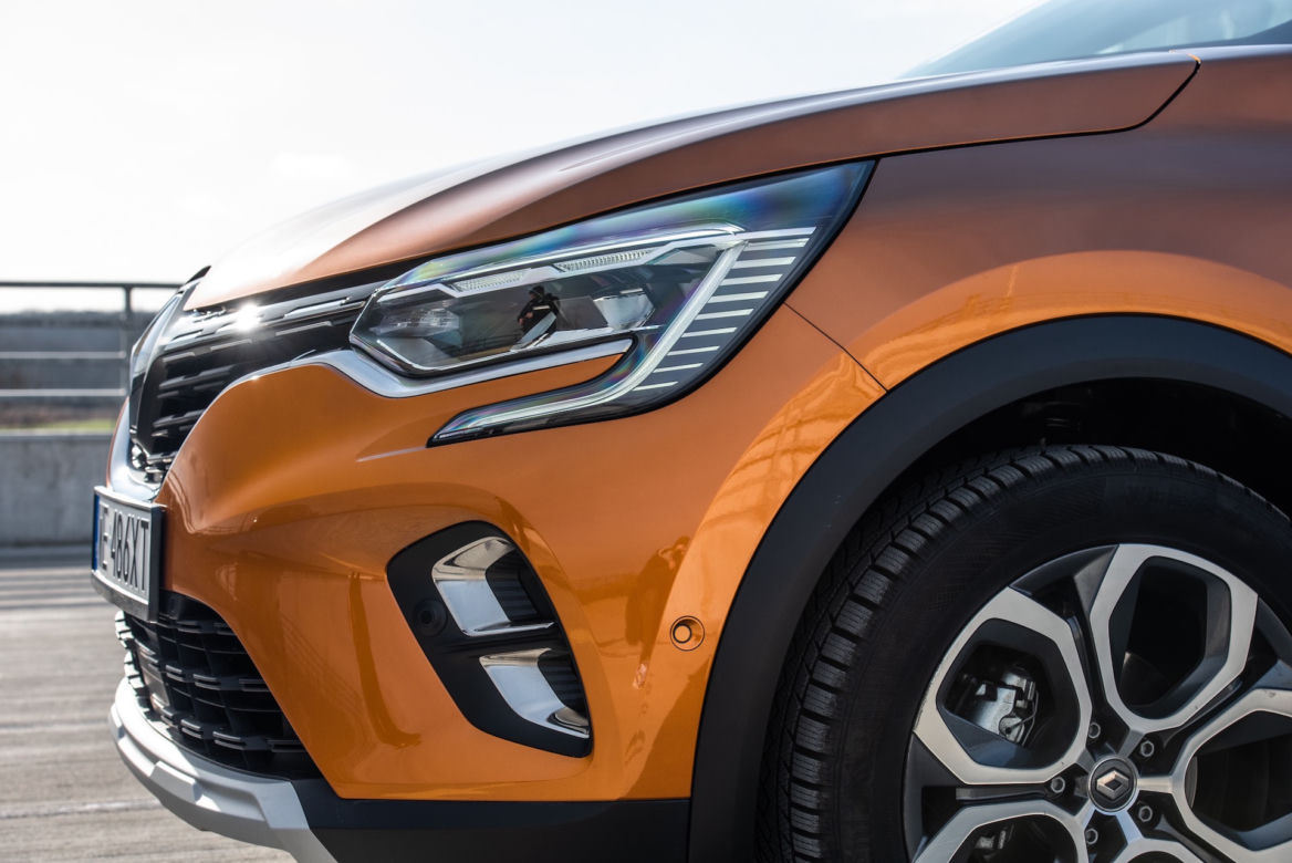 Peugeot 2008 GT Line vs Renault Captur Intens