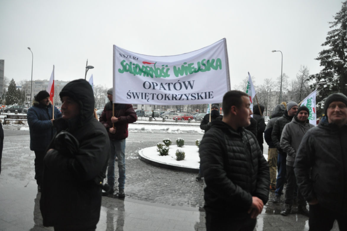 Protest rolników przed Urzędem Wojewódzkim w Kielcach