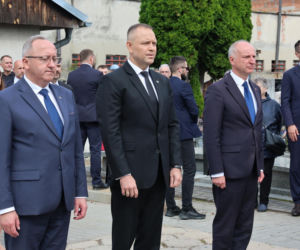 Szok po tragedii w Łodzi. Dziesięć malutkich trumienek na pogrzebie. Tego widoku nie da się wyrzucić z głowy