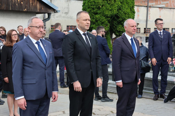 Szok po tragedii w Łodzi. Dziesięć malutkich trumienek na pogrzebie. Tego widoku nie da się wyrzucić z głowy