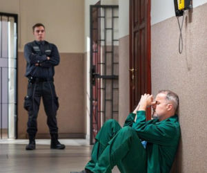 Pierwsza miłość: Bartek dowiaduje się, że Emilka została porwana. Prosi Ilonę, by pomogła mu uciec z więzienia...