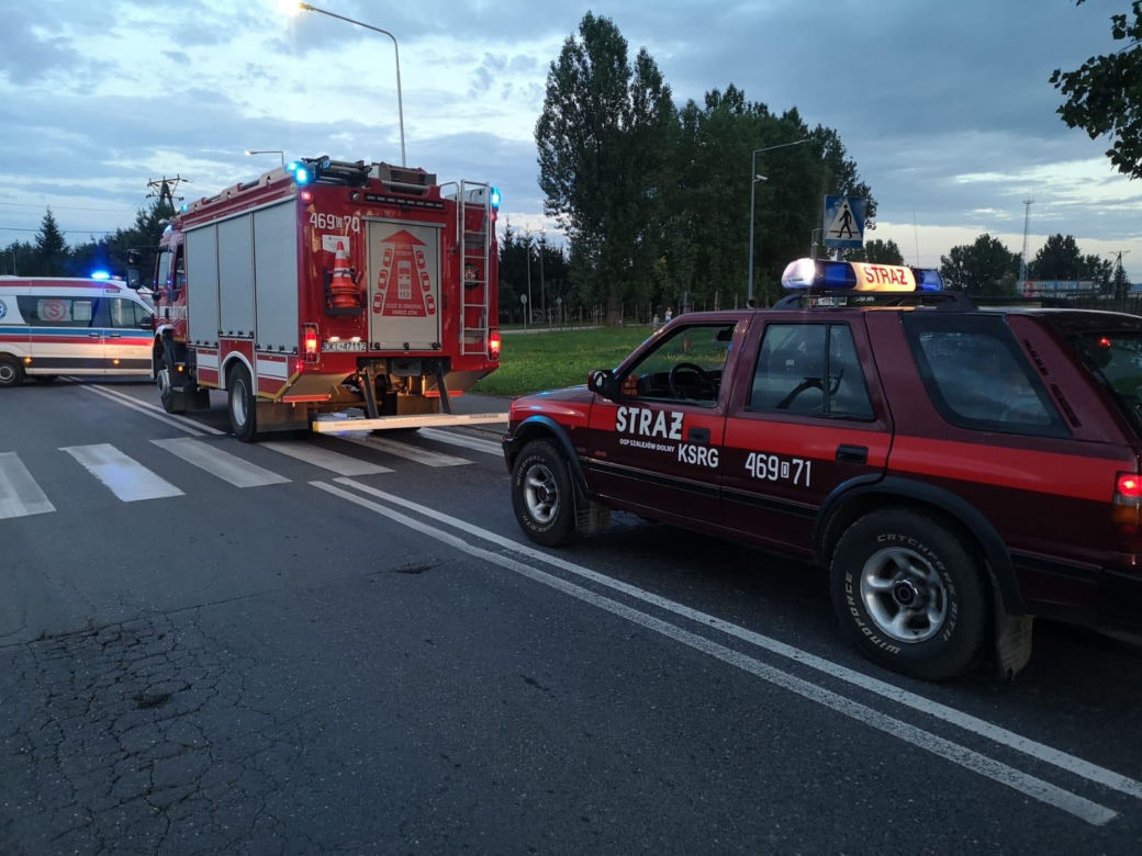 Po wypadku wysypali się z auta i padli na ulicę. Leżeli bez sił na środku skrzyżowania