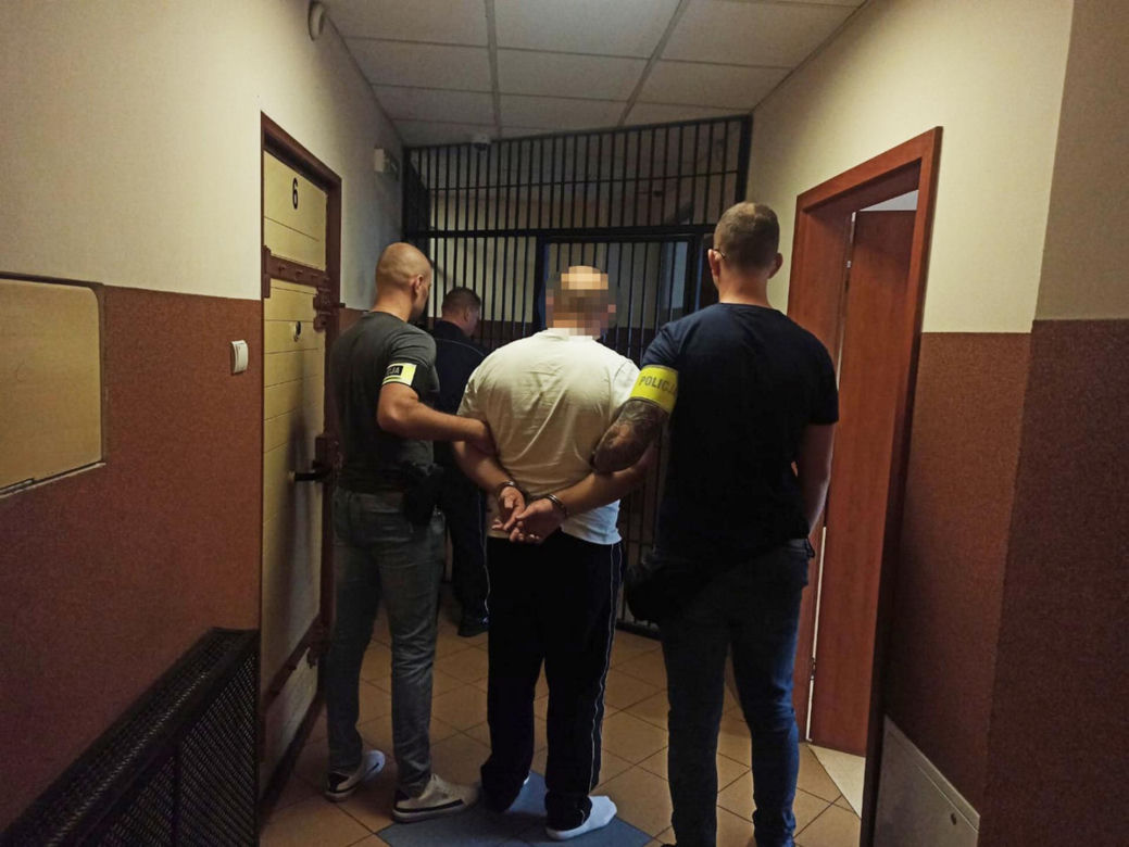 Zuchwały napad w Płońsku. Staranowali samochodem drzwi i ukradli elektronikę za 180 tys. zł!