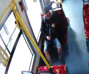  Robił to w tramwaju przy dziecku. Szuka go policja
