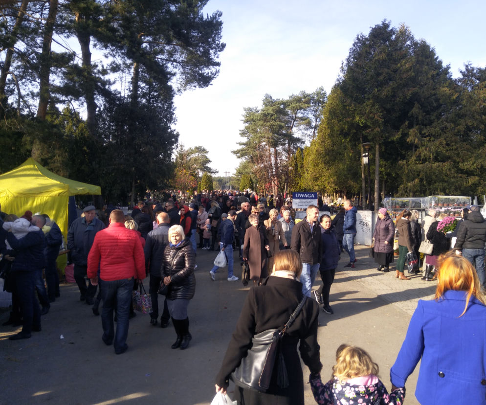 Wszystkich Świętych 2019. Radomianie tłumnie odwiedzili cmentarze [ZDJĘCIA]