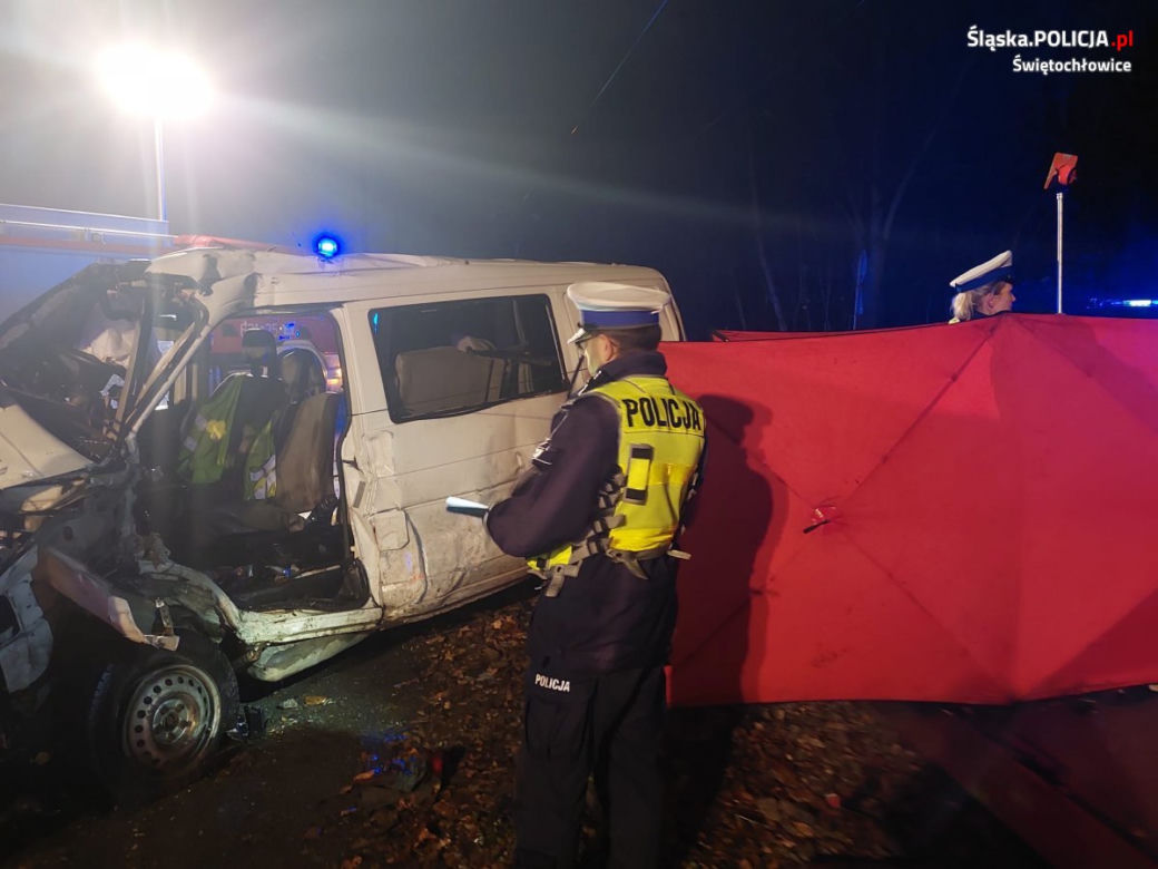 Bus nie miał szans z tramwajem. Zginął kierowca Volkswagena