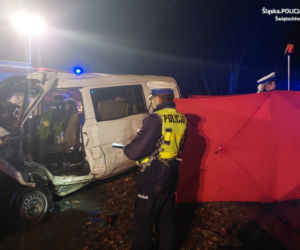 Bus nie miał szans z tramwajem. Zginął kierowca Volkswagena