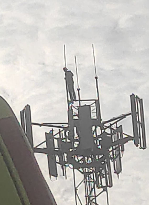 23-latek wszedł na wierzchołek masztu telefonicznego! Dramatyczne sceny pod Płockiem [ZDJĘCIA]