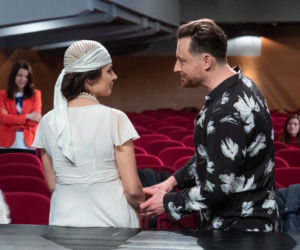 Na Wspólnej odc. 3273. Marta (Joanna Jabłczyńska), aktorka (Sylwia Gola), reżyser Halicki (Adam Szczyszczaj)