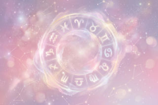 Horoskop na dziś, 20 czerwca. Kosmiczna energia zachęca do uporządkowania myśli, ten jeden mały krok ułatwi Ci odnalezienie wewnętrznej harmonii