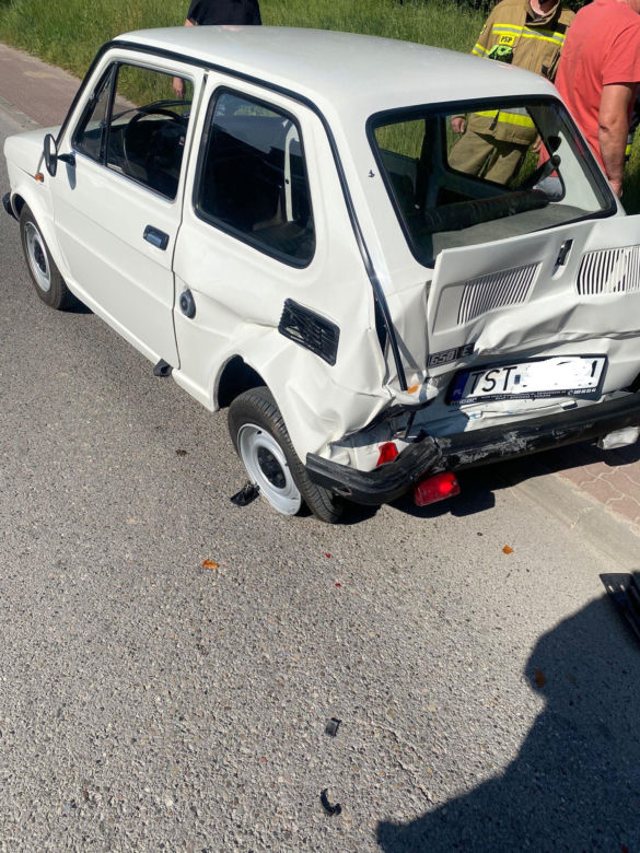 Groźny wypadek w Pawłowie. Dwoje dzieci i kierowca "Malucha" w szpitalu 