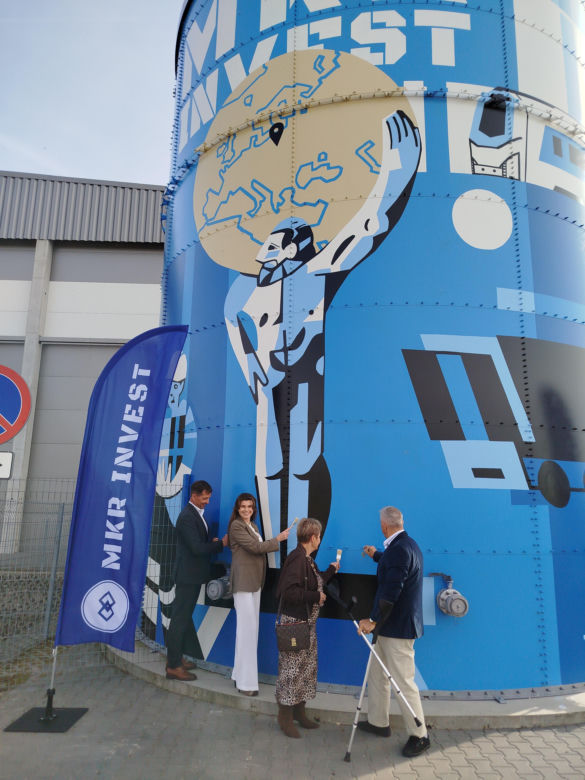 Powiat siedlecki: Nowy mural z wizerunkiem Atlasa „Jacka” powstał na zbiorniku przeciwpożarowym w Borkach Wyrkach przy trasie A2. Farba ma właściwości ekologiczne i oczyszcza powietrze
