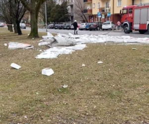 Zerwana elewacja z wieżowca przy ul. Struga