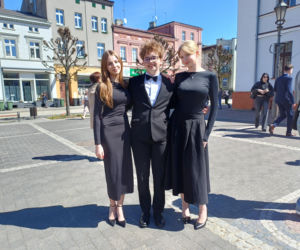 Polonez maturzystów z I LO na rynku w Ostrzeszowie