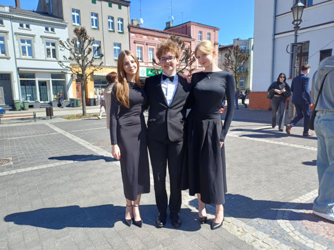 Polonez maturzystów z I LO na rynku w Ostrzeszowie