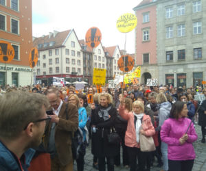 Strajk zawieszony, ale nie odpuszczają. Kilkaset osób protestowało pod Pręgierzem