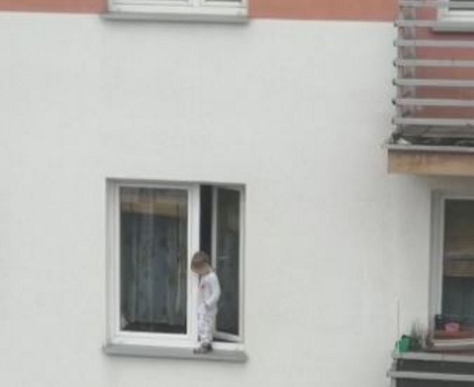 3-latek chodził po parapecie bloku w Kielcach! Szokujące nagranie z Kielc [ZDJĘCIA]