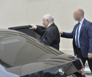 Zaczepili Kaczyńskiego  pod kościołem! Szok, czego od niego chcieli!