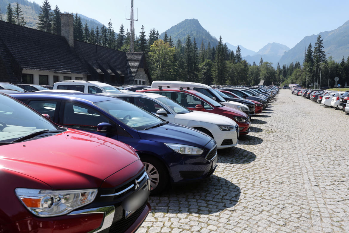 Koniec wakacji, a turyści szturmują Tatry. Na szlakach tłumy