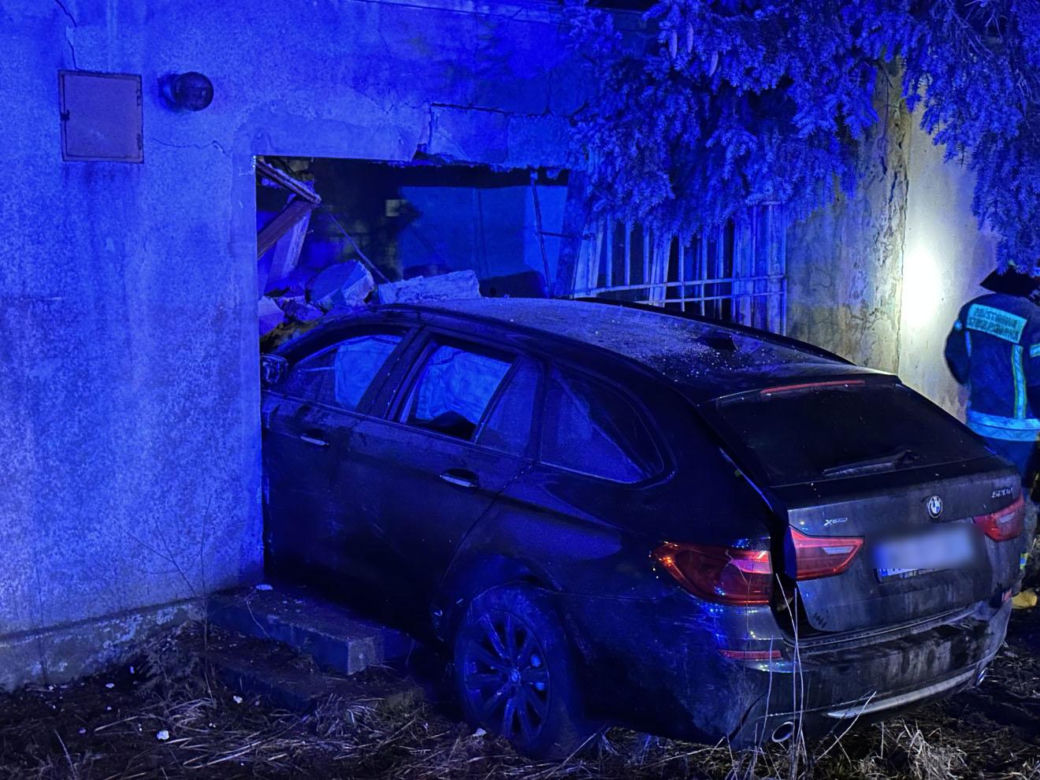 Pijany kierowca BMW wjechał w budynek