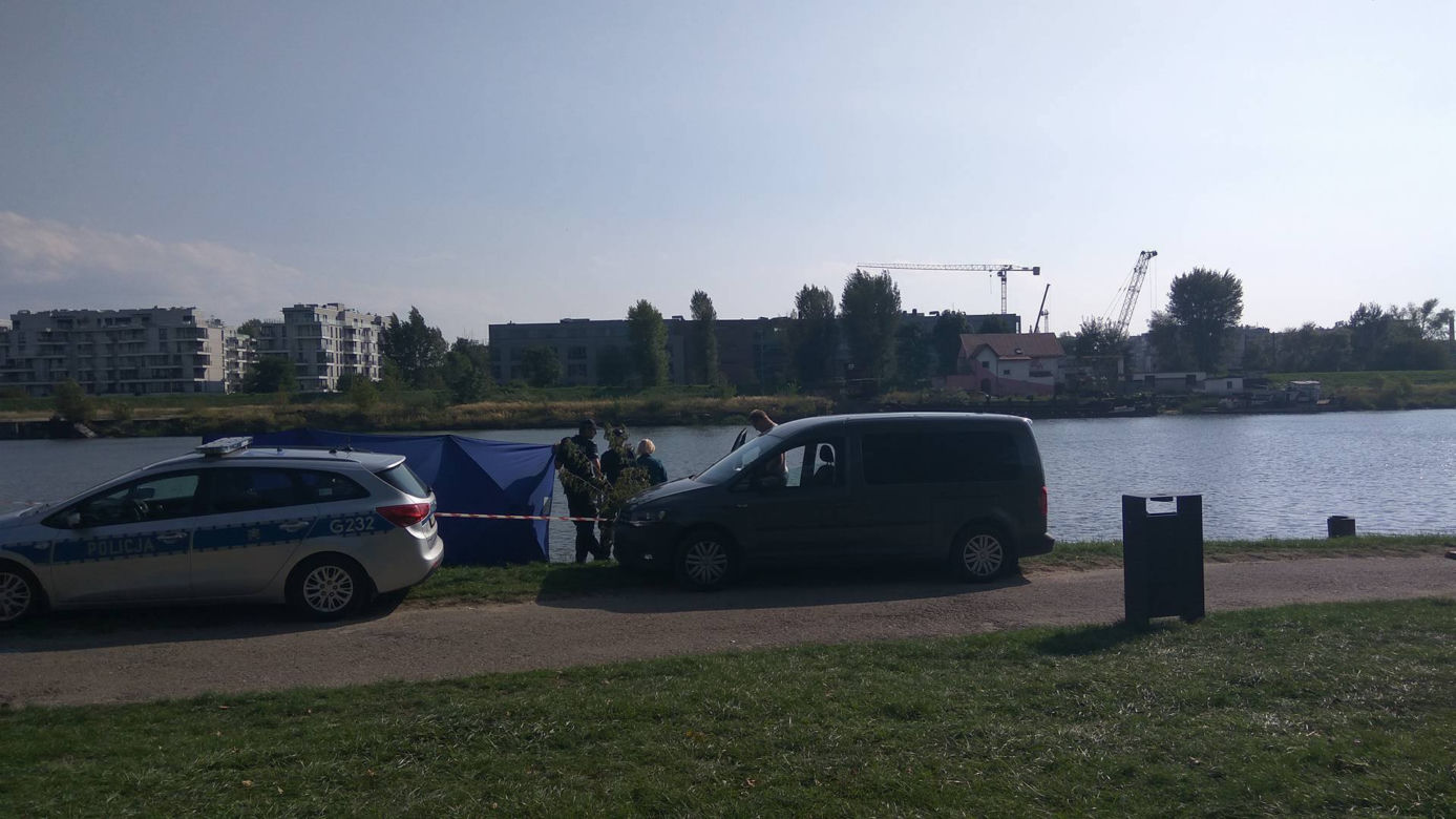 Kraków: Z Wisły wyłowiono ciało mężczyzny [ZDJĘCIA]