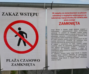 Plaża w Ustce zamknięta z powodu zanieczyszczenia Bałtyku