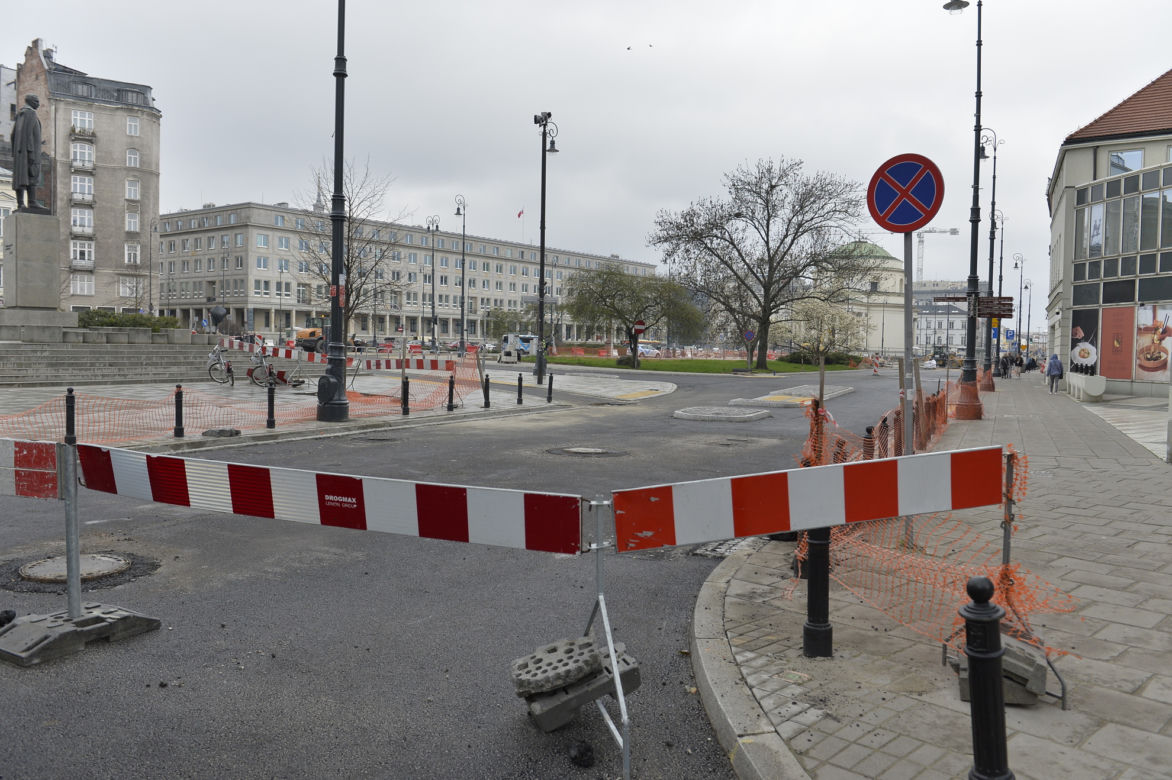 Plac podzielił warszawiaków! Drogie drzewa, usuwanie parkingów i chaotyczna organizacja ruchu to dopiero początek!