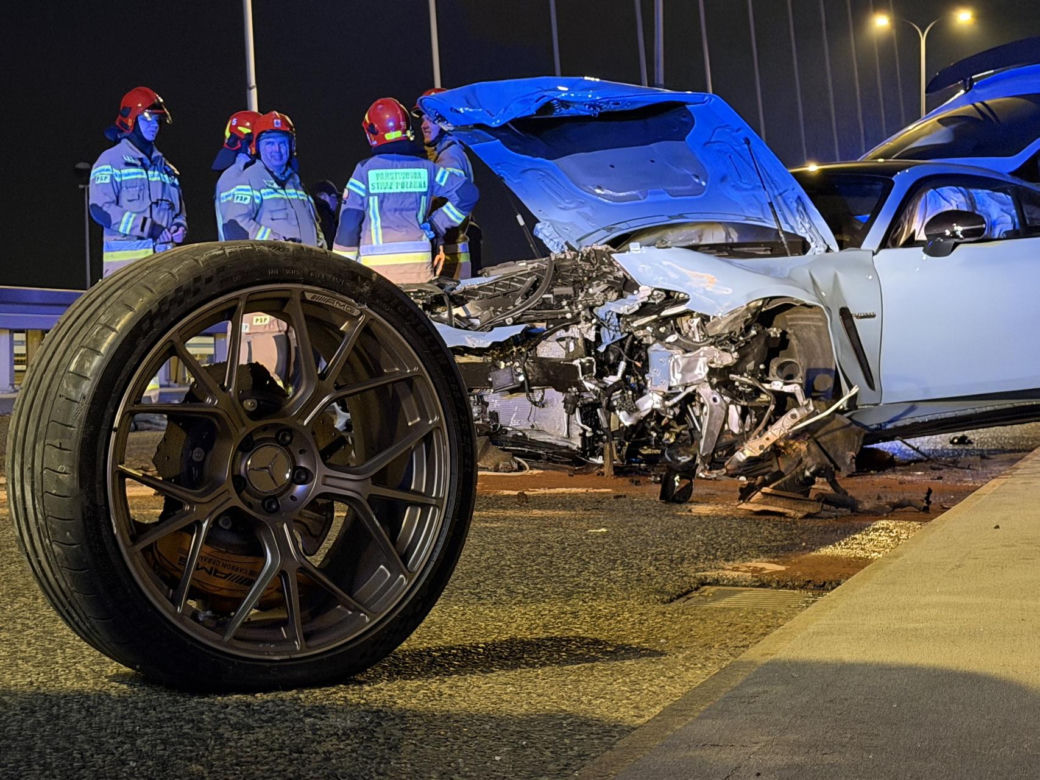 Sportowy mercedes warty 1,5 miliona roztrzaskany na moście Świętokrzyskim