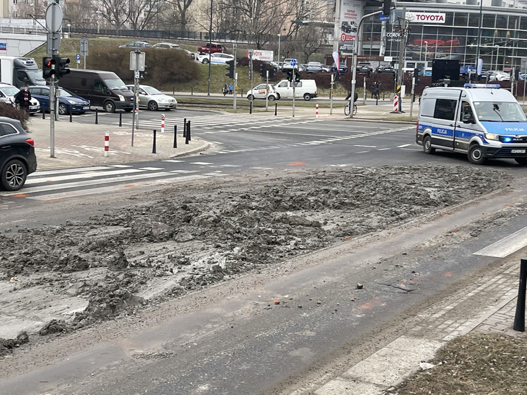 Beton zalał ulicę w Warszawie