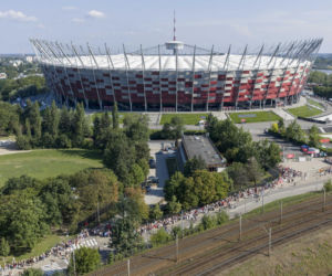 Tłumy przed Stadionem Narodowym. Fani wyczekują pierwszego koncertu Bad Bunny'ego w Polsce