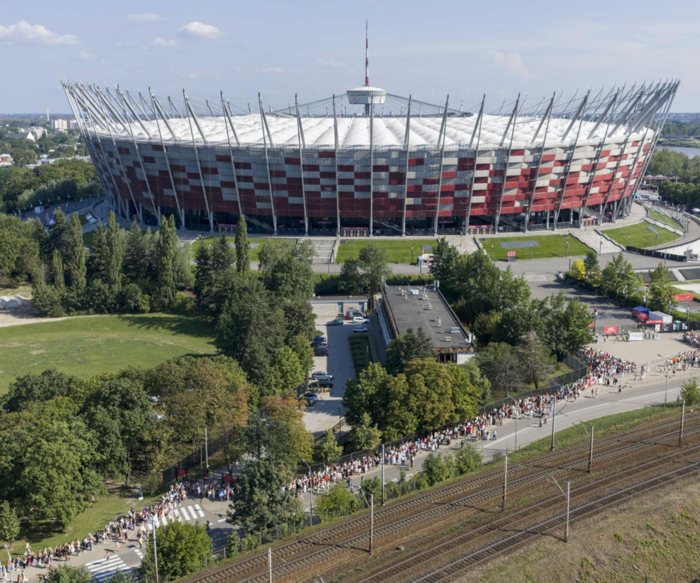 Bad Bunny w Polsce. Przed Stadionem Narodowym gromadzą się tysiące fanów