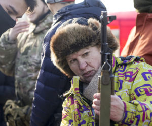 Wojna na Ukrainie. Kobiety pod bronią - coraz więcej Ukrainek wstępuje do armii. Dzieci też szkolą. 